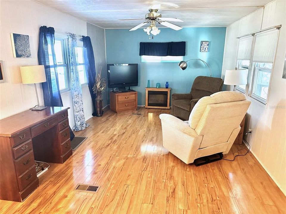 For Sale: $115,900 (2 beds, 1 baths, 720 Square Feet)