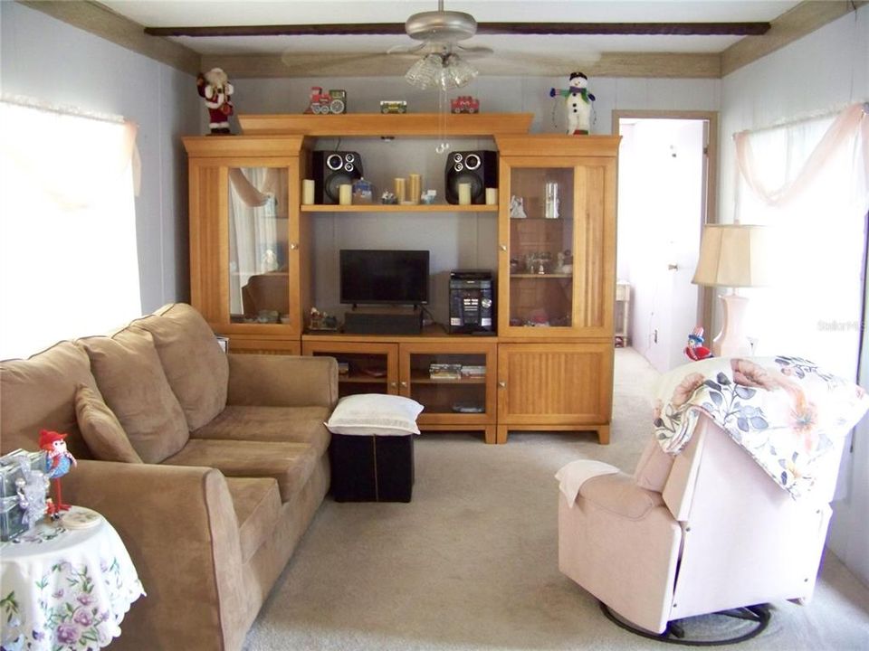 For Sale: $155,555 (2 beds, 1 baths, 720 Square Feet)