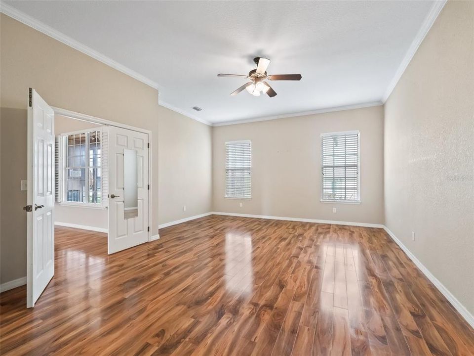 Primary suite w/Double door entry & crown molding