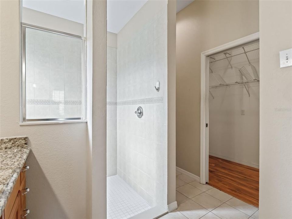 En suite w/Roman shower & Walk in closet