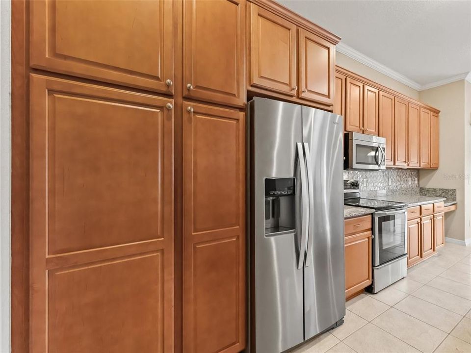 Kitchen w/Lots of storage!