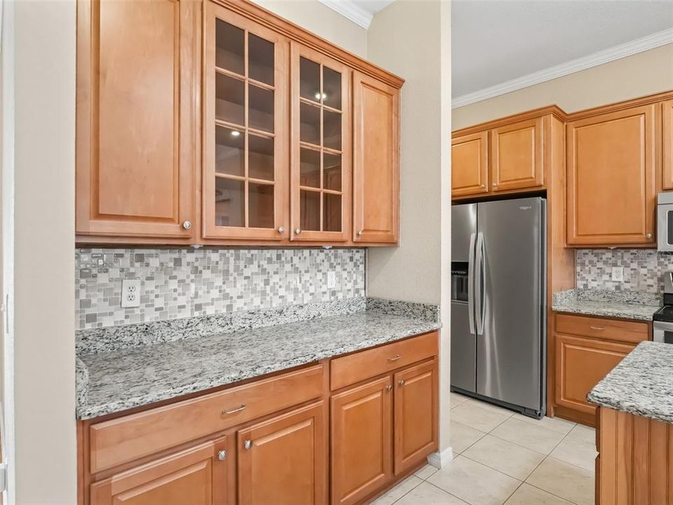 Kitchen w/Crown molding & decorative backsplash