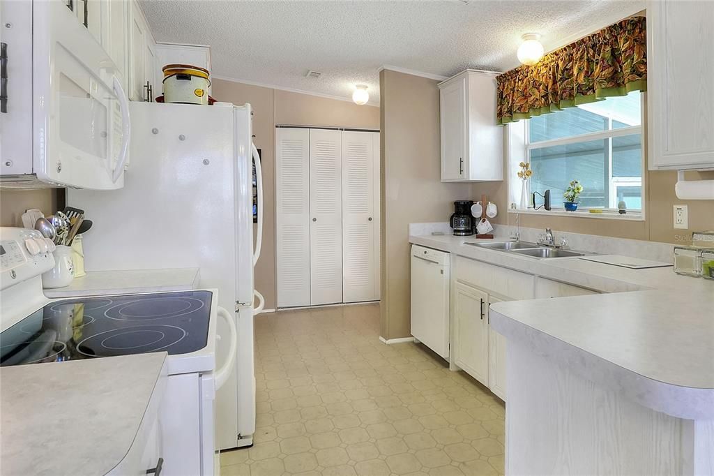 For Sale: $140,000 (2 beds, 2 baths, 1215 Square Feet)