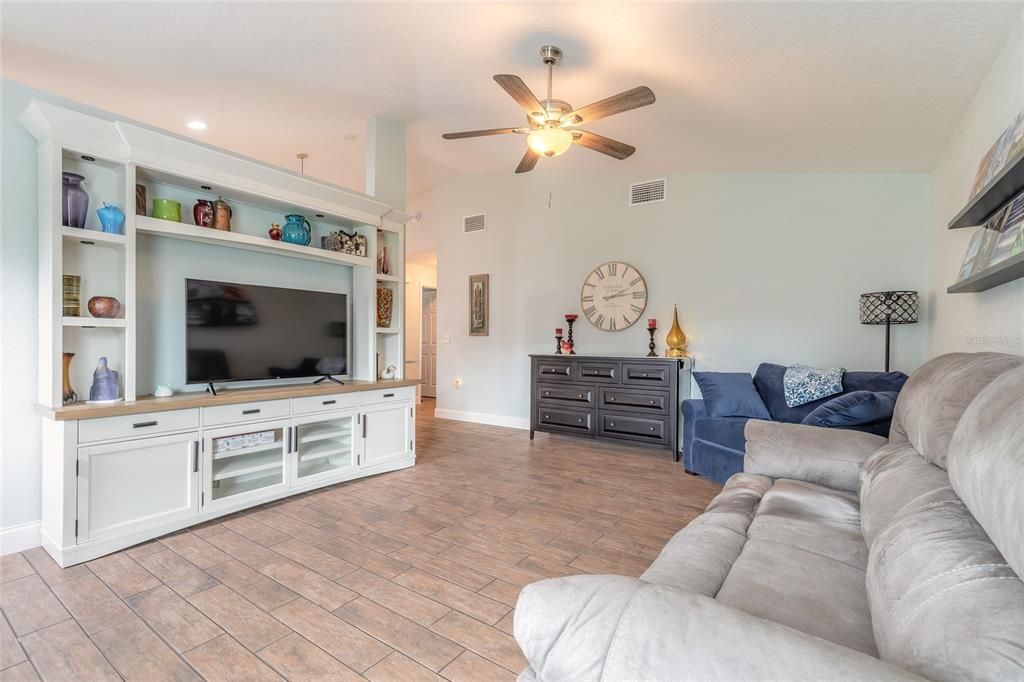 For Sale: $335,000 (2 beds, 2 baths, 1287 Square Feet)