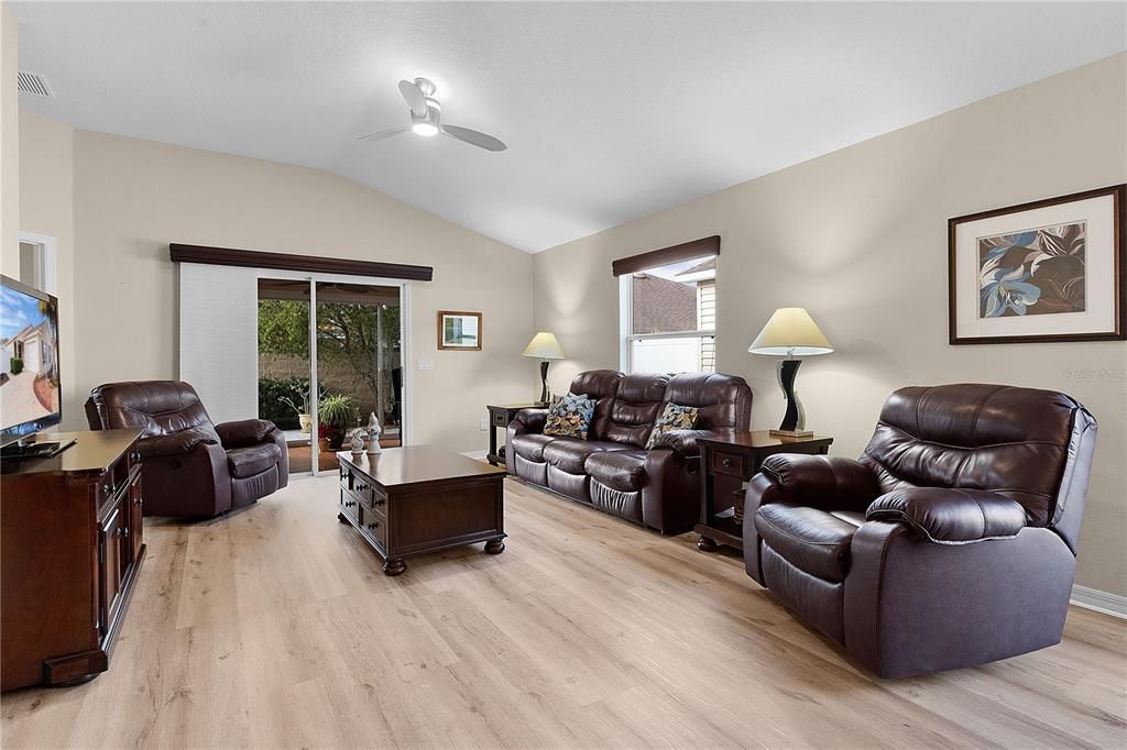 For Sale: $349,900 (2 beds, 2 baths, 1158 Square Feet)