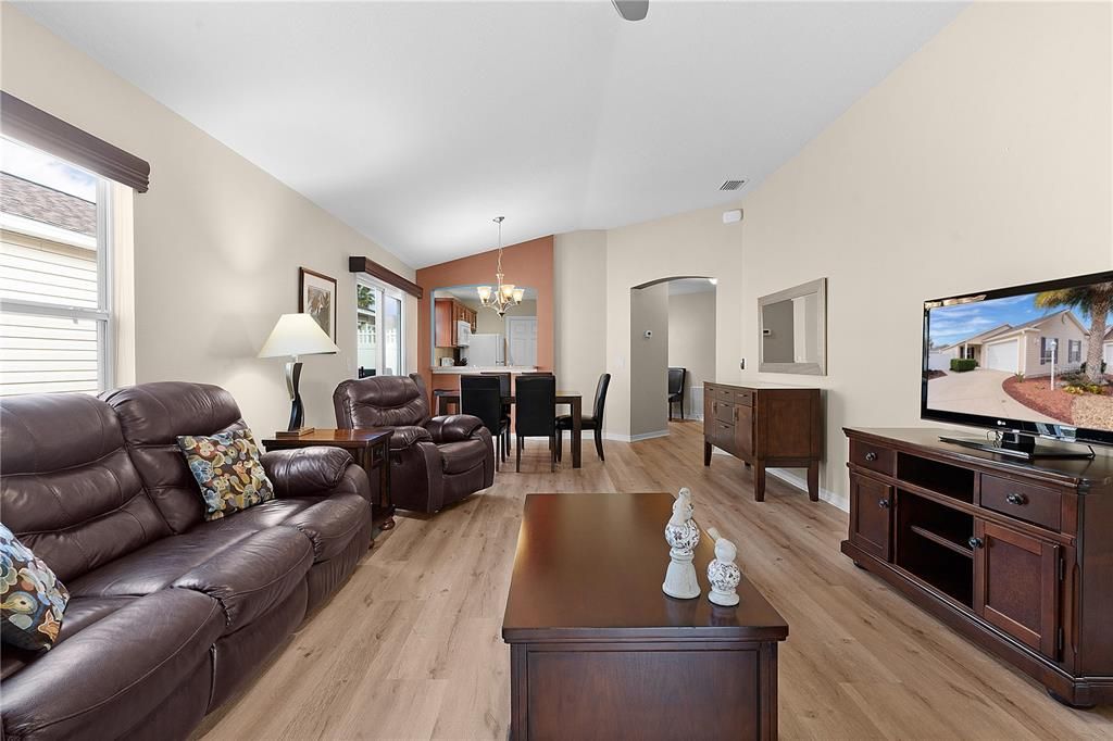 For Sale: $349,900 (2 beds, 2 baths, 1158 Square Feet)