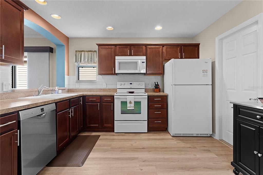 For Sale: $349,900 (2 beds, 2 baths, 1158 Square Feet)