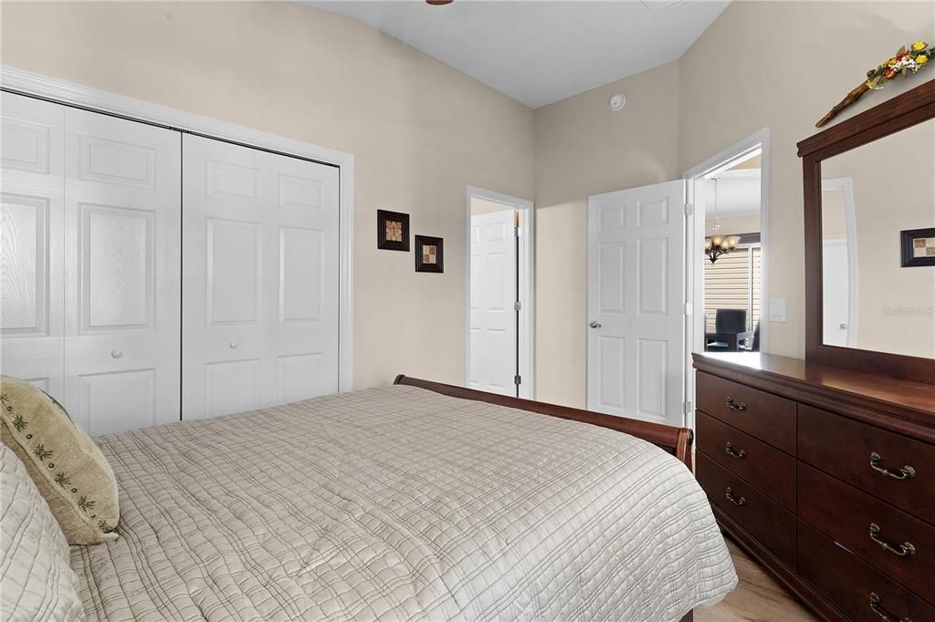 For Sale: $349,900 (2 beds, 2 baths, 1158 Square Feet)