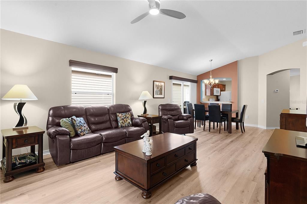 For Sale: $349,900 (2 beds, 2 baths, 1158 Square Feet)