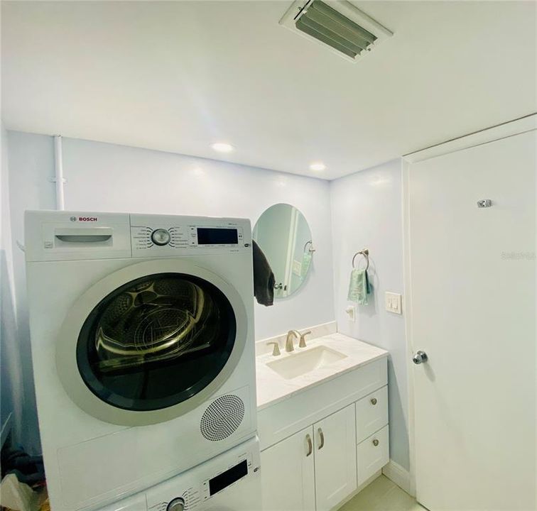 Ensuite bath with washer /dryer