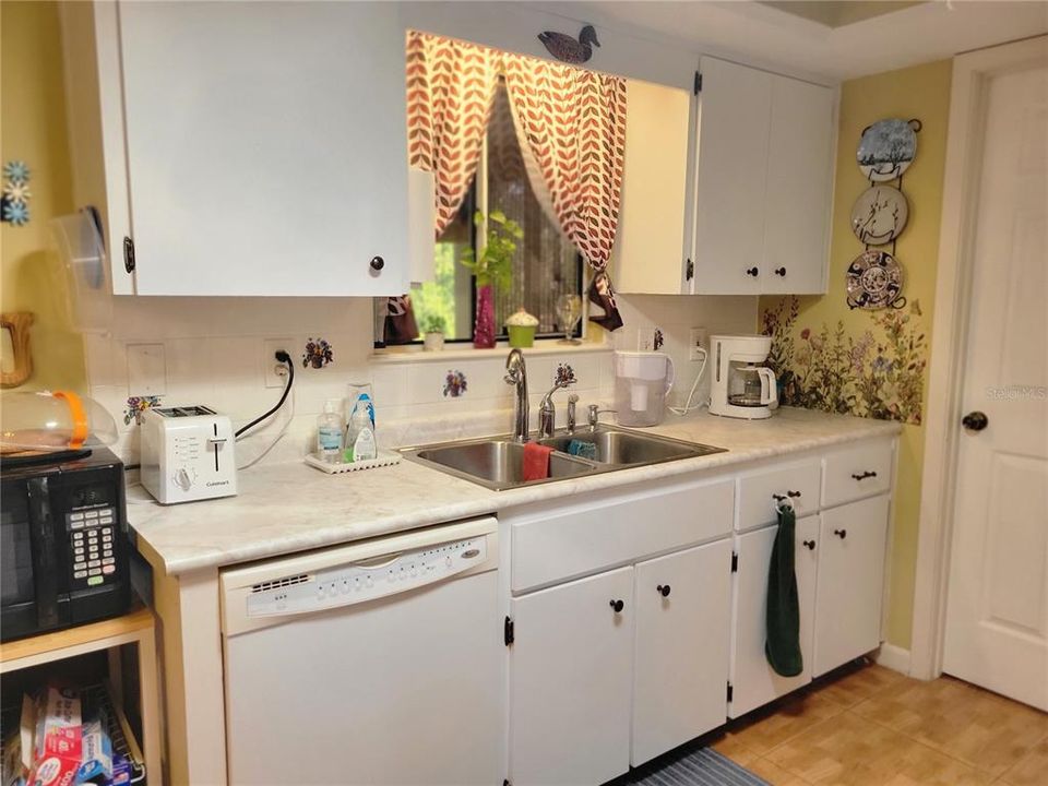 For Sale: $169,000 (2 beds, 2 baths, 936 Square Feet)