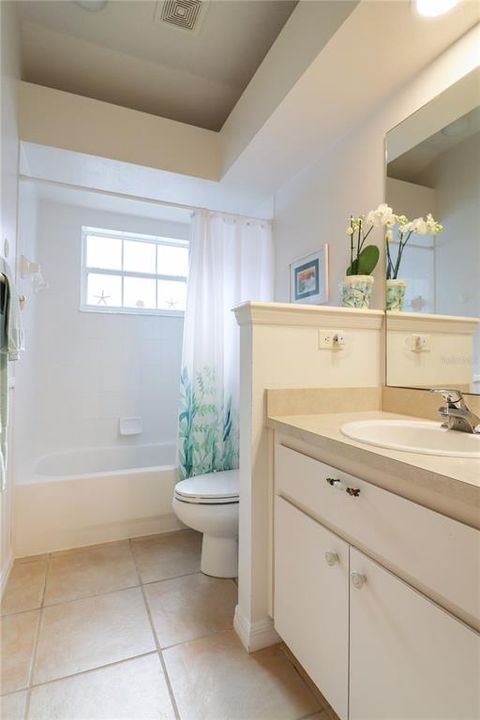 Guest bath with tub