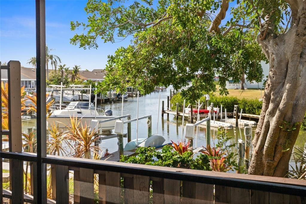 deeded dock/lift steps away