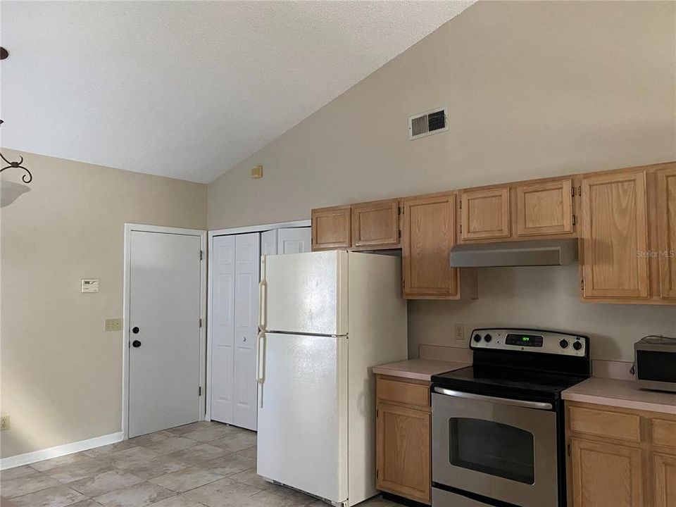 For Rent: $2,000 (3 beds, 2 baths, 1548 Square Feet)