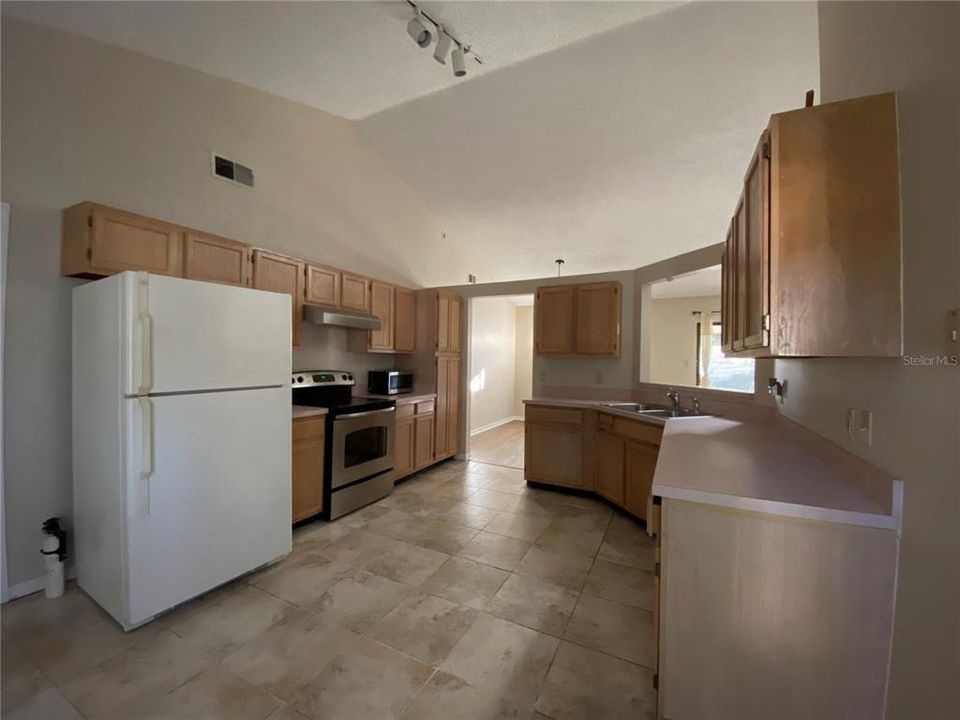 For Rent: $2,000 (3 beds, 2 baths, 1548 Square Feet)