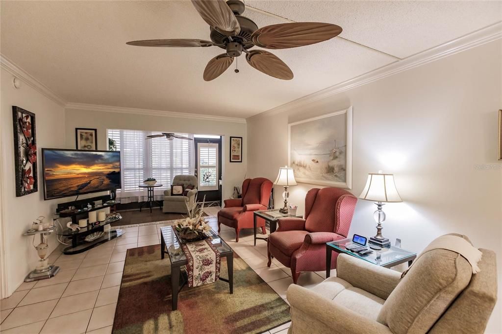 For Sale: $239,000 (2 beds, 2 baths, 951 Square Feet)