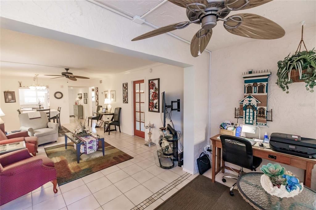 For Sale: $239,000 (2 beds, 2 baths, 951 Square Feet)