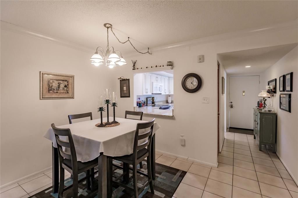 For Sale: $239,000 (2 beds, 2 baths, 951 Square Feet)