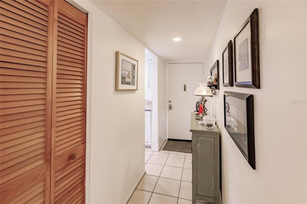 For Sale: $239,000 (2 beds, 2 baths, 951 Square Feet)