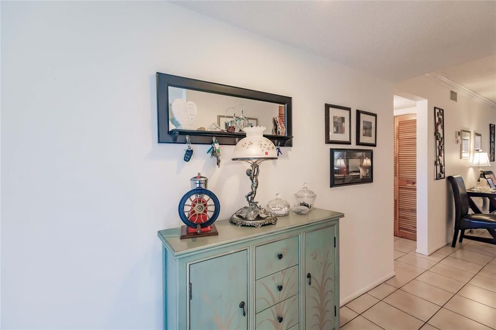 For Sale: $239,000 (2 beds, 2 baths, 951 Square Feet)