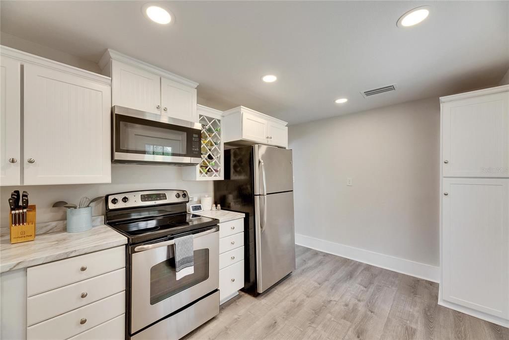 For Sale: $334,000 (2 beds, 1 baths, 816 Square Feet)