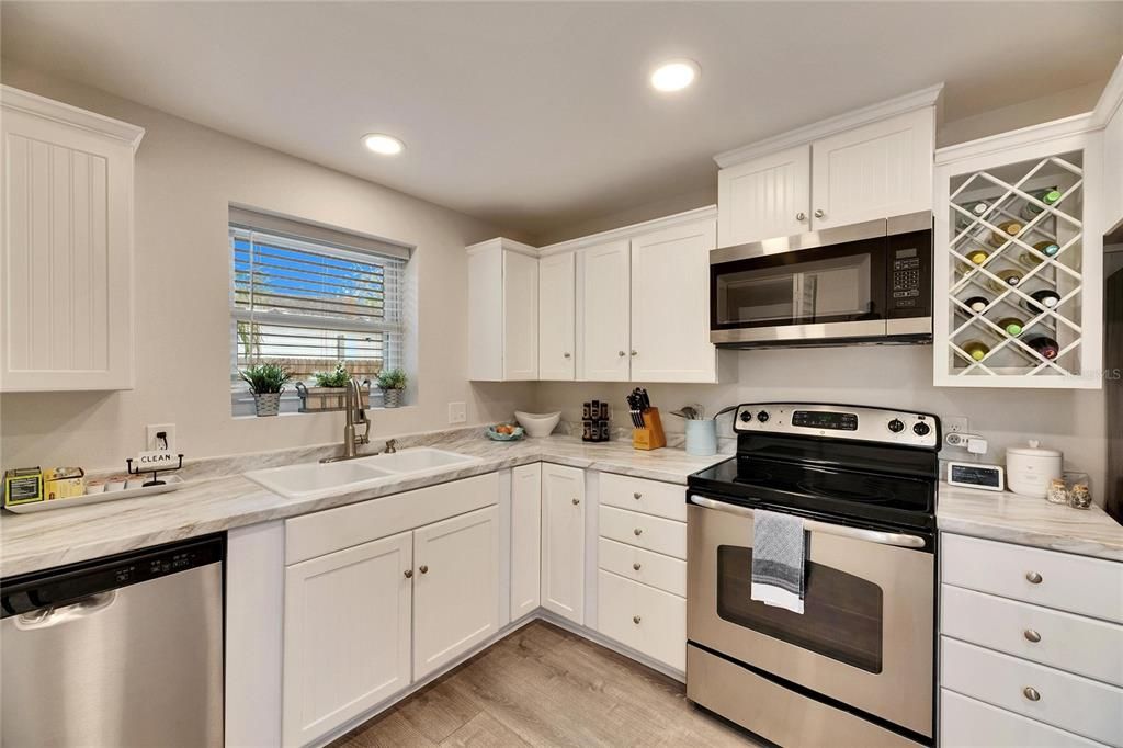 For Sale: $334,000 (2 beds, 1 baths, 816 Square Feet)