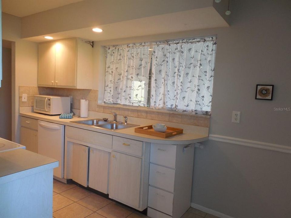 For Sale: $245,000 (3 beds, 2 baths, 1415 Square Feet)