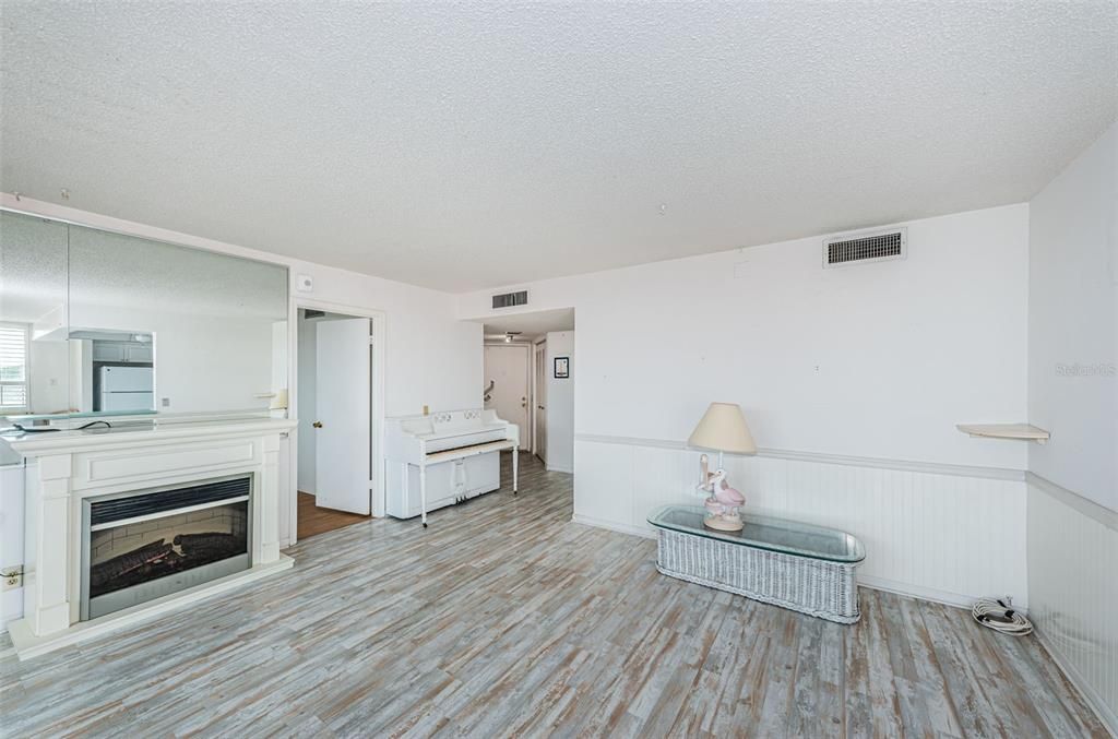 For Sale: $298,000 (2 beds, 2 baths, 1055 Square Feet)