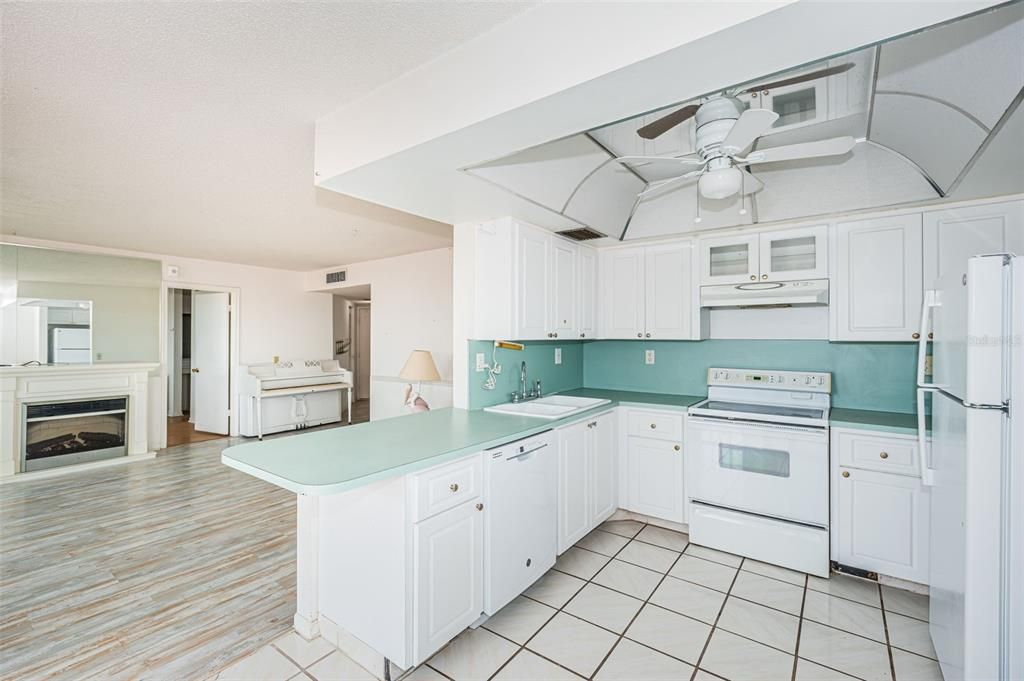 For Sale: $298,000 (2 beds, 2 baths, 1055 Square Feet)