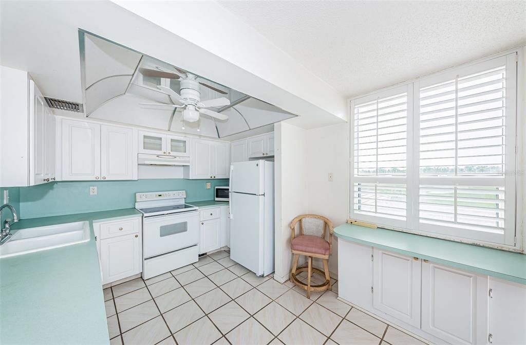 For Sale: $298,000 (2 beds, 2 baths, 1055 Square Feet)