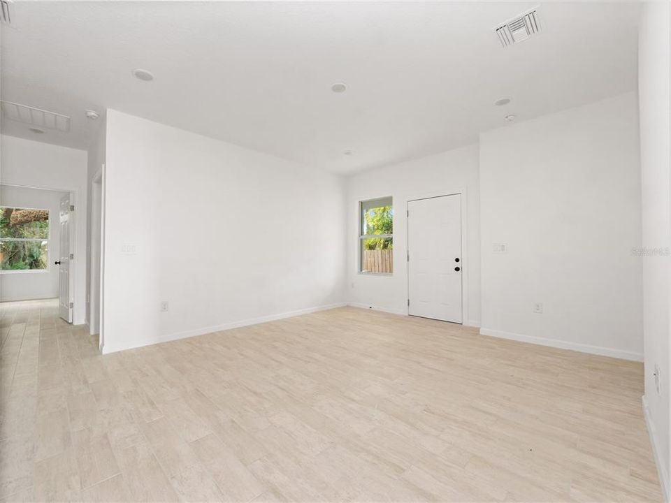 For Sale: $300,000 (3 beds, 2 baths, 1517 Square Feet)