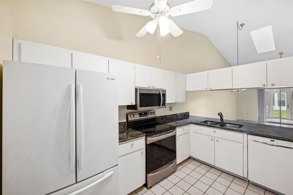 For Sale: $225,000 (2 beds, 2 baths, 964 Square Feet)