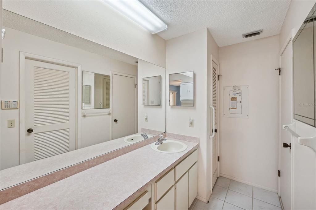 For Sale: $225,000 (2 beds, 2 baths, 964 Square Feet)