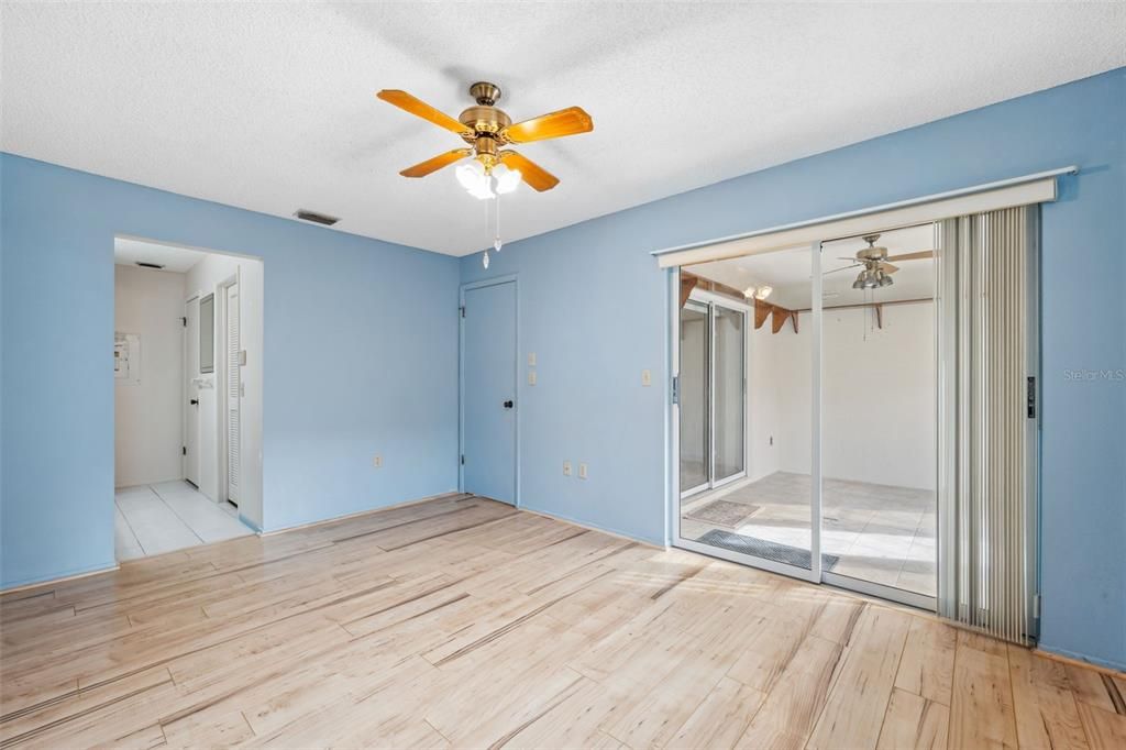 For Sale: $225,000 (2 beds, 2 baths, 964 Square Feet)