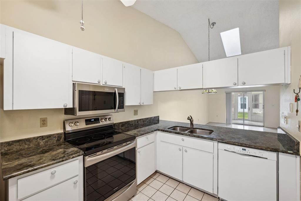 For Sale: $225,000 (2 beds, 2 baths, 964 Square Feet)