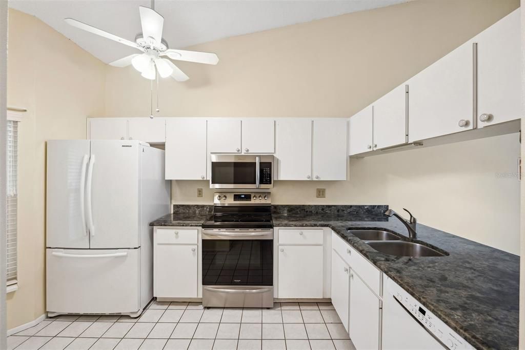 For Sale: $225,000 (2 beds, 2 baths, 964 Square Feet)