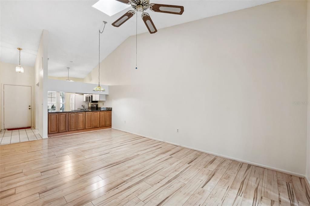 For Sale: $225,000 (2 beds, 2 baths, 964 Square Feet)