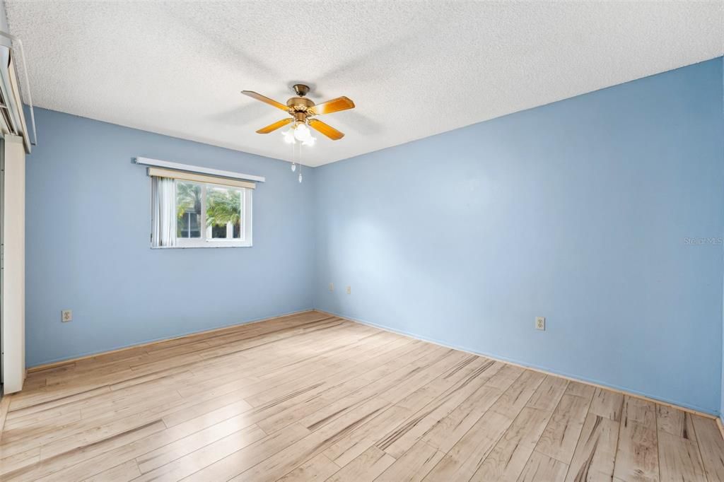 For Sale: $225,000 (2 beds, 2 baths, 964 Square Feet)