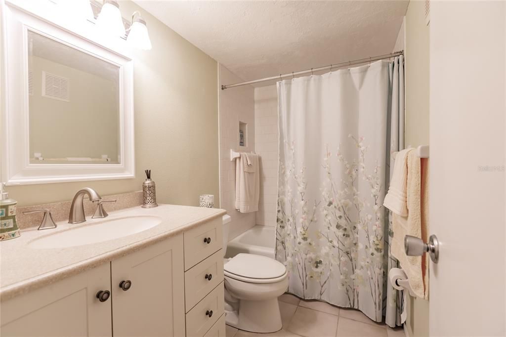 For Sale: $229,000 (2 beds, 2 baths, 951 Square Feet)