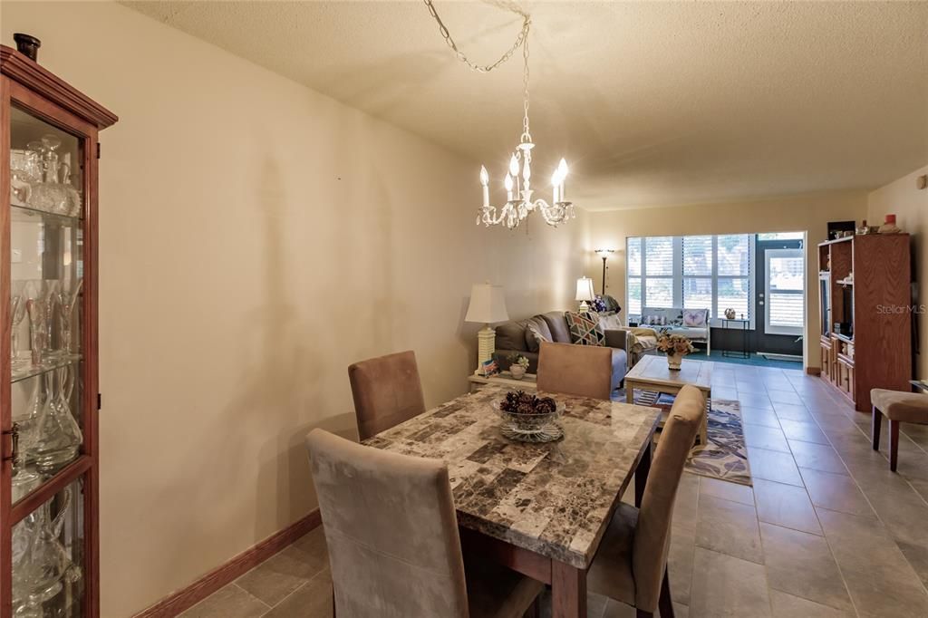 For Sale: $229,000 (2 beds, 2 baths, 951 Square Feet)