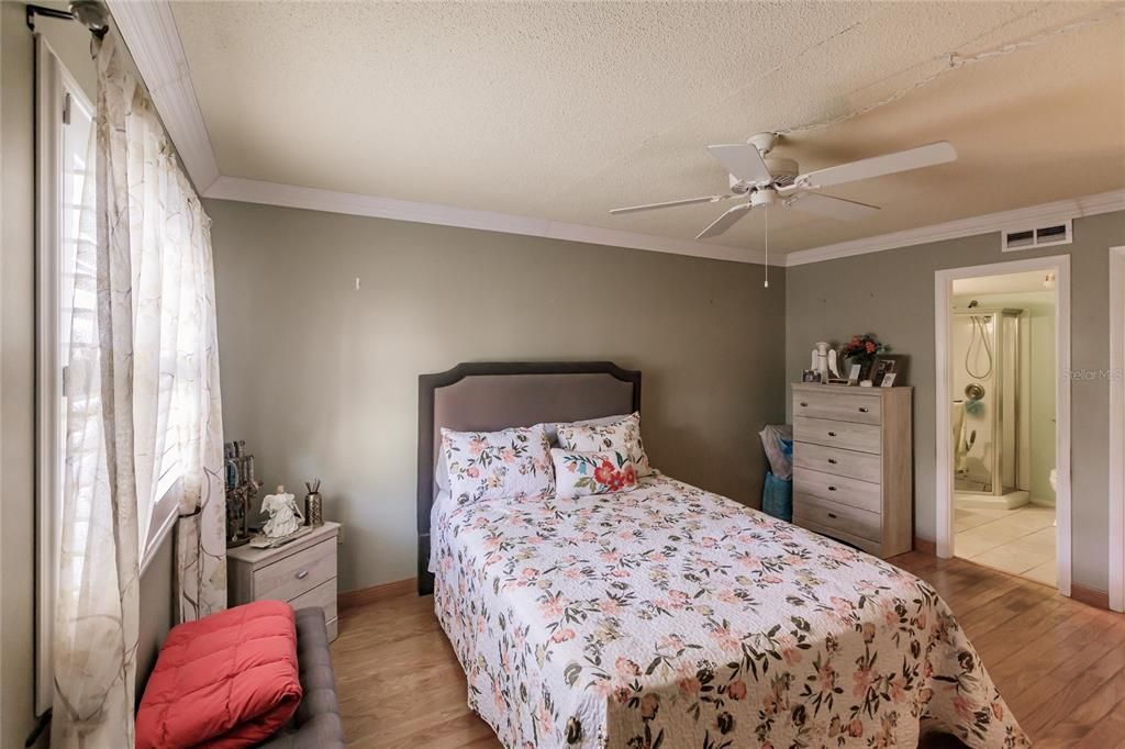 For Sale: $229,000 (2 beds, 2 baths, 951 Square Feet)