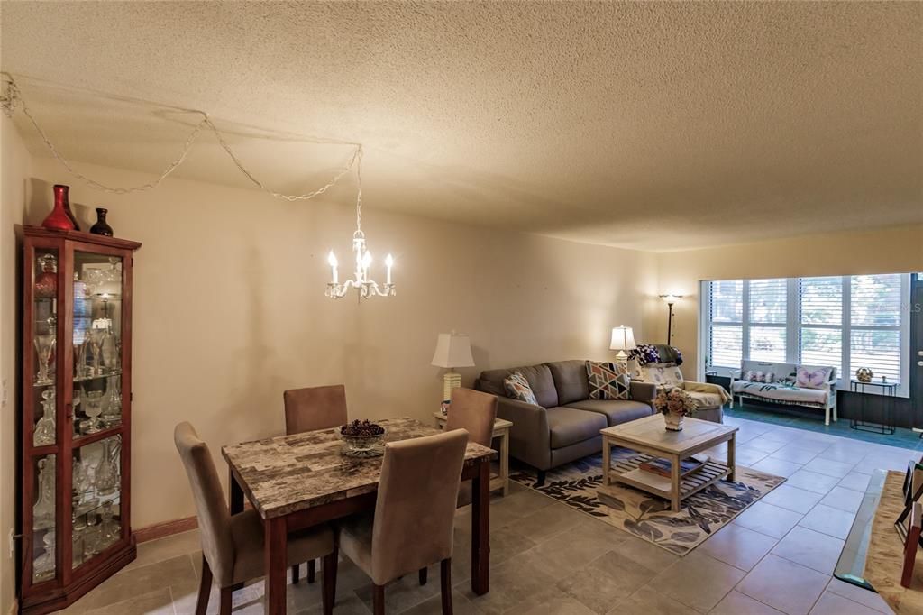 For Sale: $229,000 (2 beds, 2 baths, 951 Square Feet)