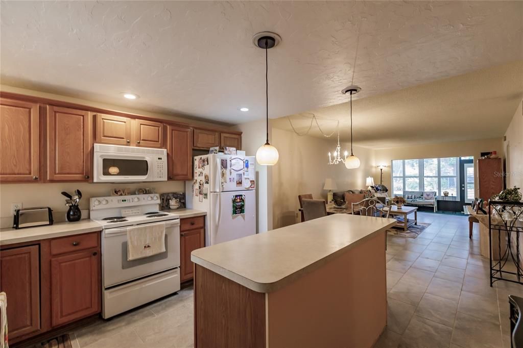 For Sale: $229,000 (2 beds, 2 baths, 951 Square Feet)