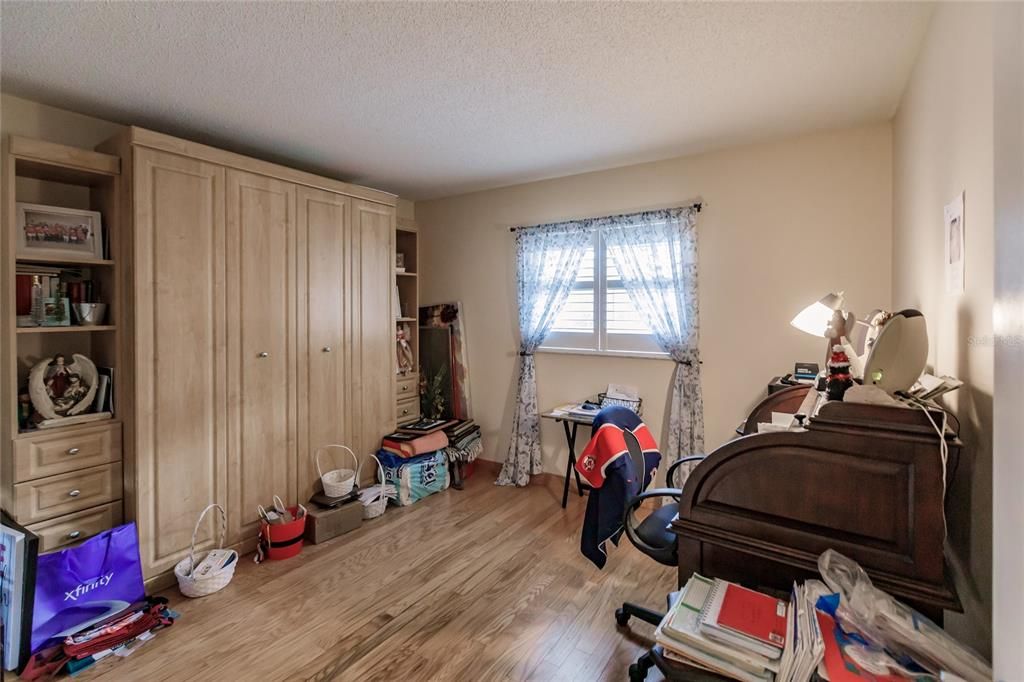 For Sale: $229,000 (2 beds, 2 baths, 951 Square Feet)