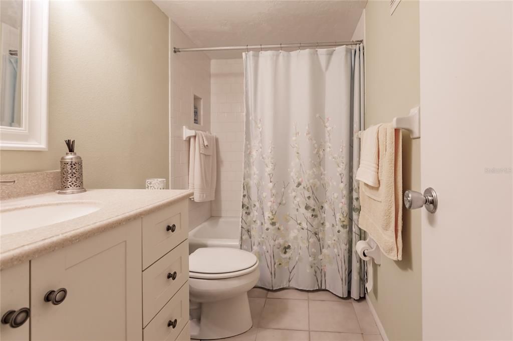 For Sale: $229,000 (2 beds, 2 baths, 951 Square Feet)