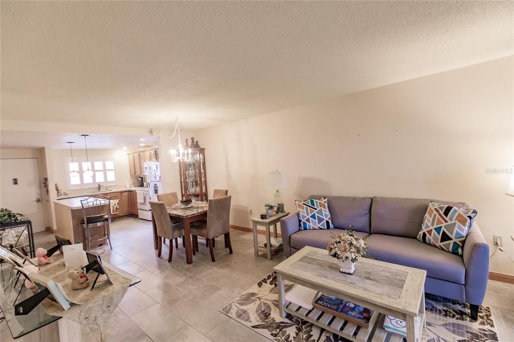 For Sale: $229,000 (2 beds, 2 baths, 951 Square Feet)