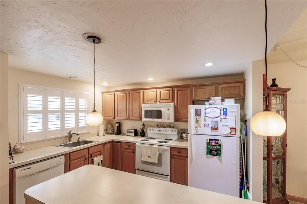 For Sale: $229,000 (2 beds, 2 baths, 951 Square Feet)