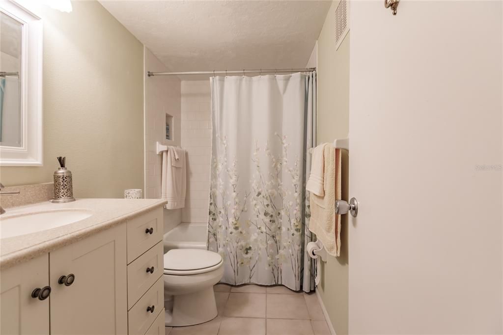 For Sale: $229,000 (2 beds, 2 baths, 951 Square Feet)