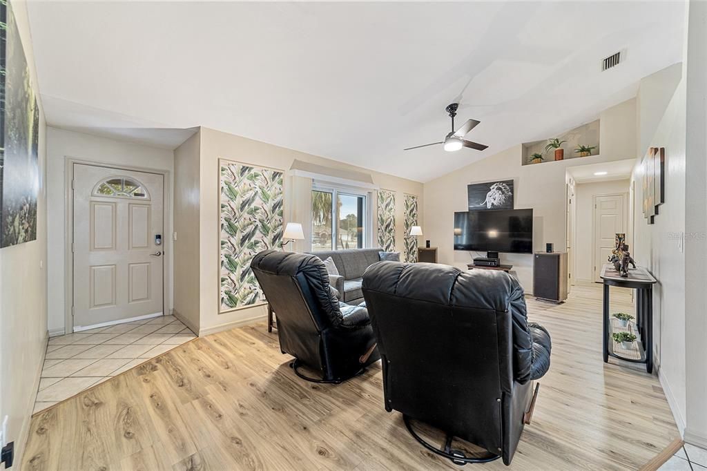 For Sale: $389,000 (3 beds, 2 baths, 1578 Square Feet)