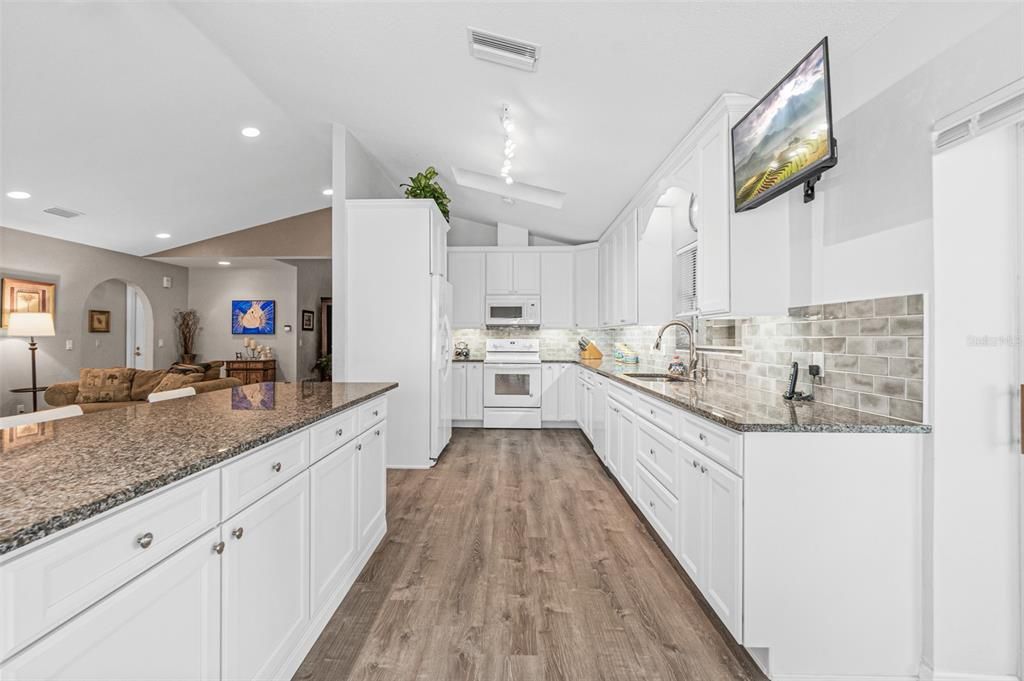 Remodeled Kitchen w/LVP Flooring